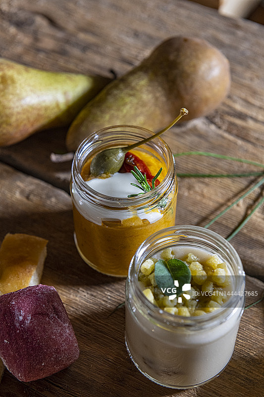 玻璃罐装梨果酱图片素材