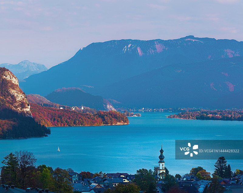 圣吉尔根与沃尔夫冈湖：秋季的教堂塔楼（萨尔茨堡周边地区）图片素材