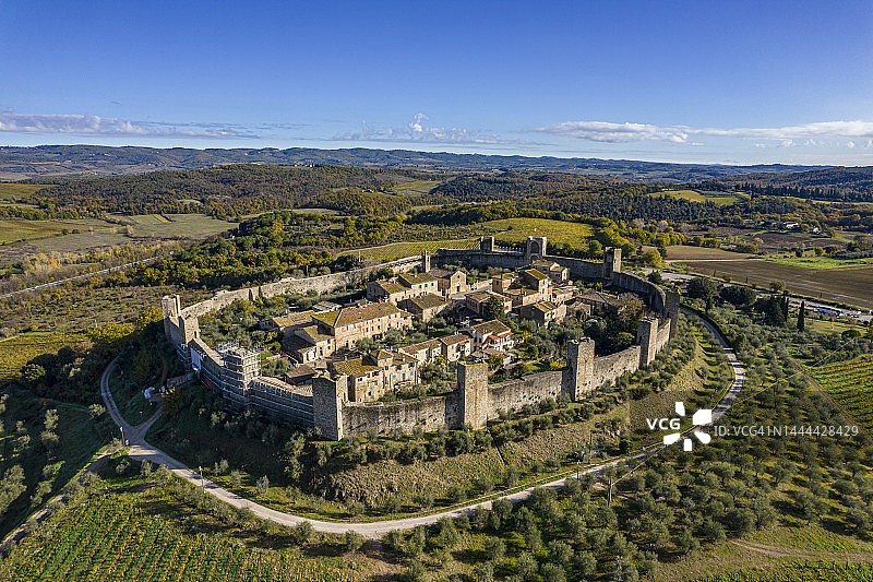 蒙特里乔尼航拍：城墙城市鸟瞰图片素材