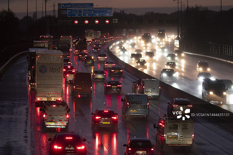 M25高速公路暴雨中的高峰时段交通图片素材