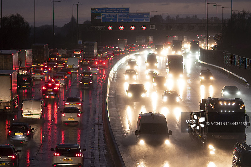M25高速公路暴雨中的高峰时段交通图片素材