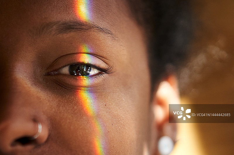 人眼上的彩色光线特写图片素材