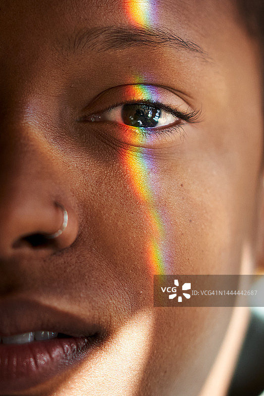 彩色光线落在女人脸上的特写照片图片素材