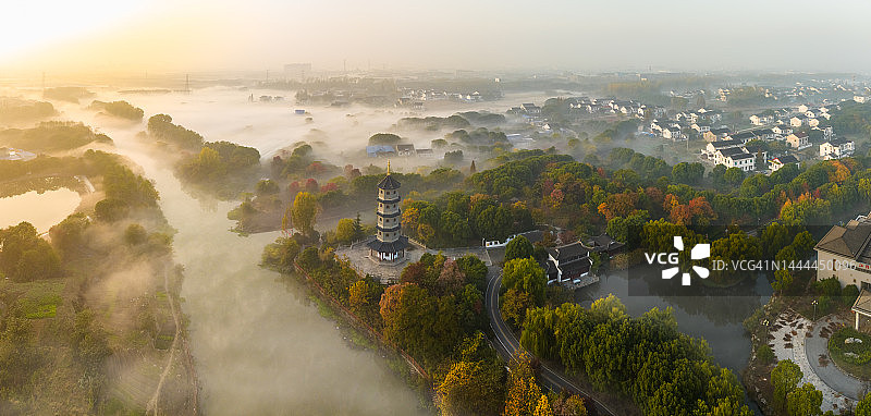 中国江苏省江阴市的雾气笼罩的村庄公园图片素材