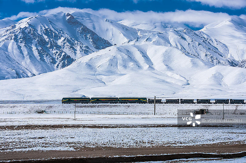 途经新疆山区的货运列车图片素材