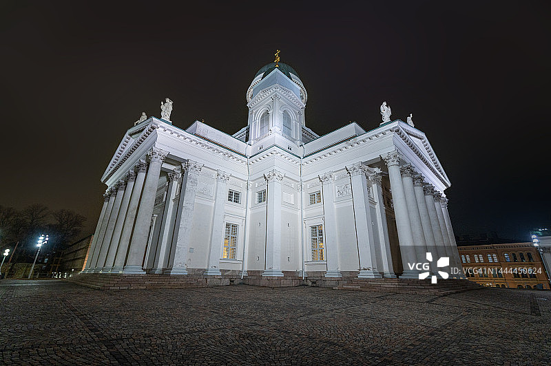夜晚的赫尔辛基大教堂的对称之美图片素材