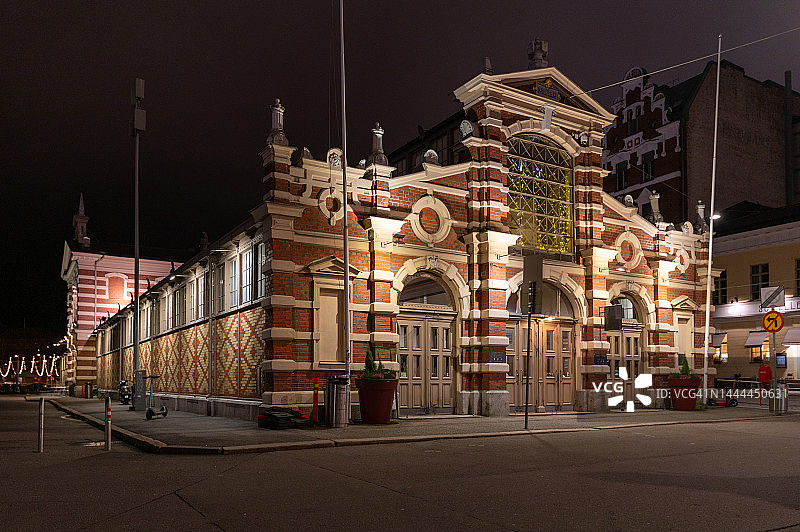 夜幕下的芬兰赫尔辛基老市场大厅外景图片素材