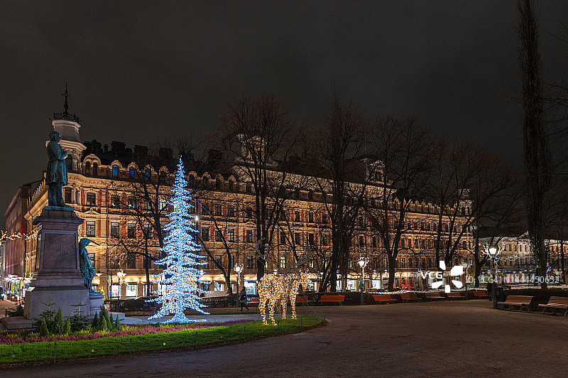 芬兰赫尔辛基滨海公园的圣诞节装饰图片素材