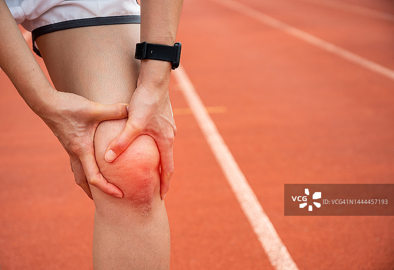 跑步后膝盖疼痛的跑步者图片素材