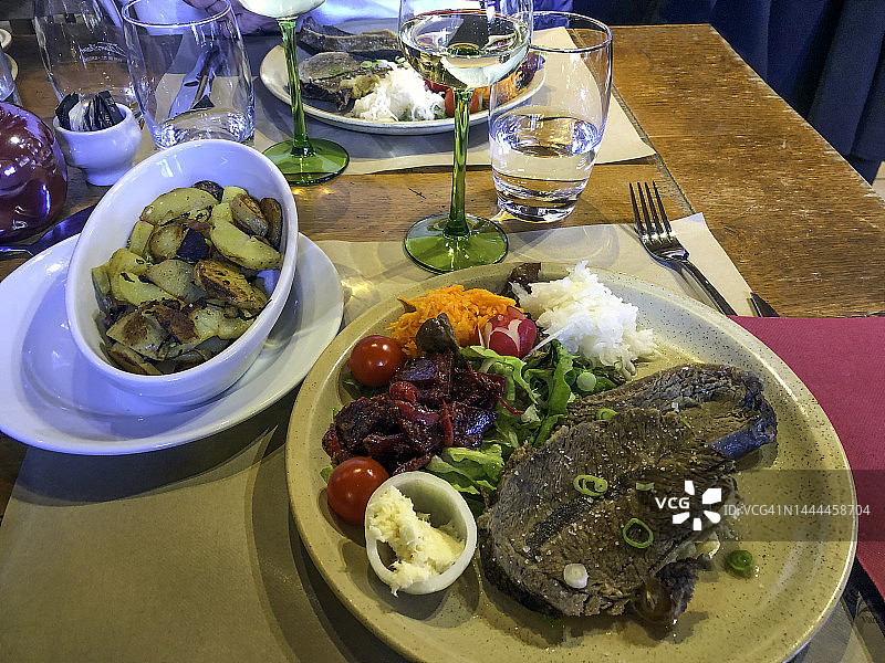 阿尔萨斯牛肉配沙拉和烤土豆，搭配阿尔萨斯白葡萄酒图片素材