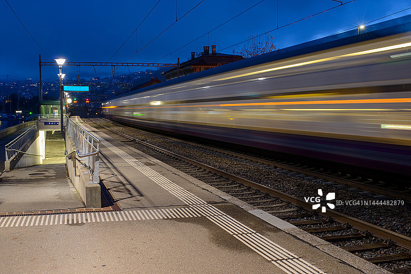 夜晚火车站台上的光轨图片素材