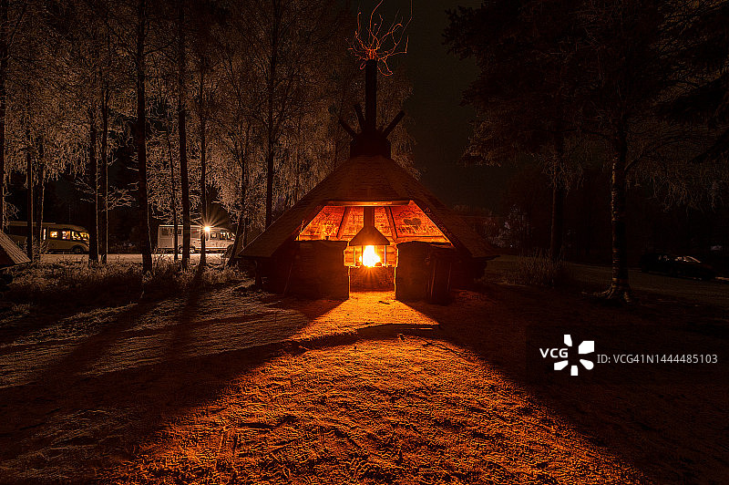 夜晚木屋中炉火的光线图片素材