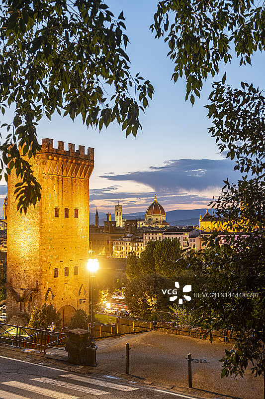 圣Niccolò塔的夜景，背景中的圣玛丽亚·德尔·菲奥里大教堂图片素材