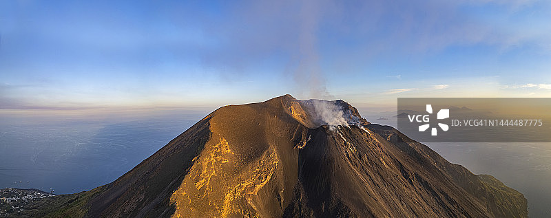 无人机航拍日落时分的火山图片素材
