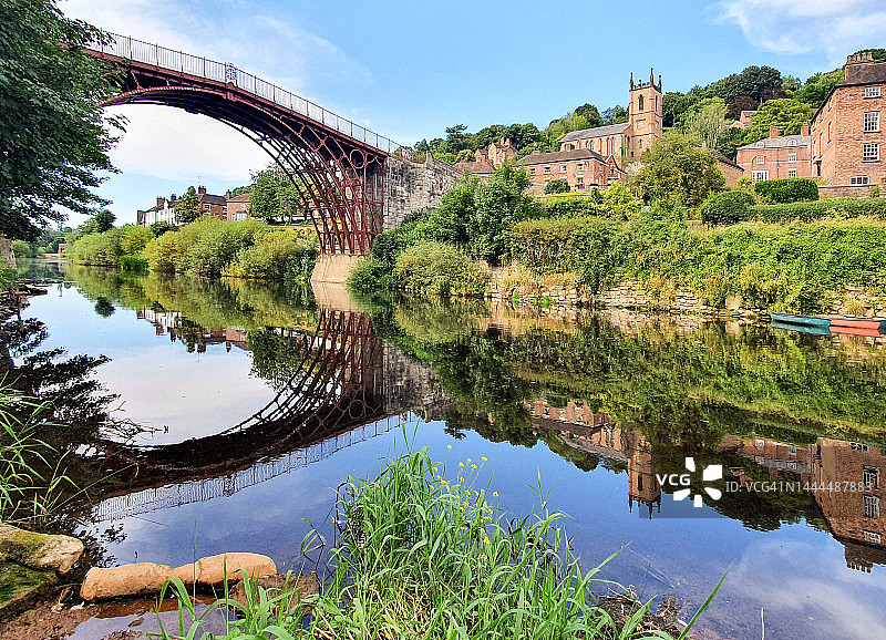 英格兰塞文河上的铁桥图片素材