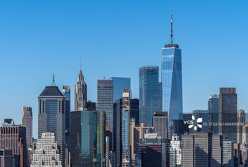 阳光明媚的曼哈顿下城天际线景色图片素材