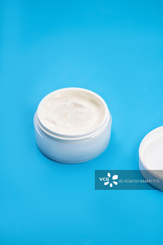 蓝色背景上的润肤霜图片素材