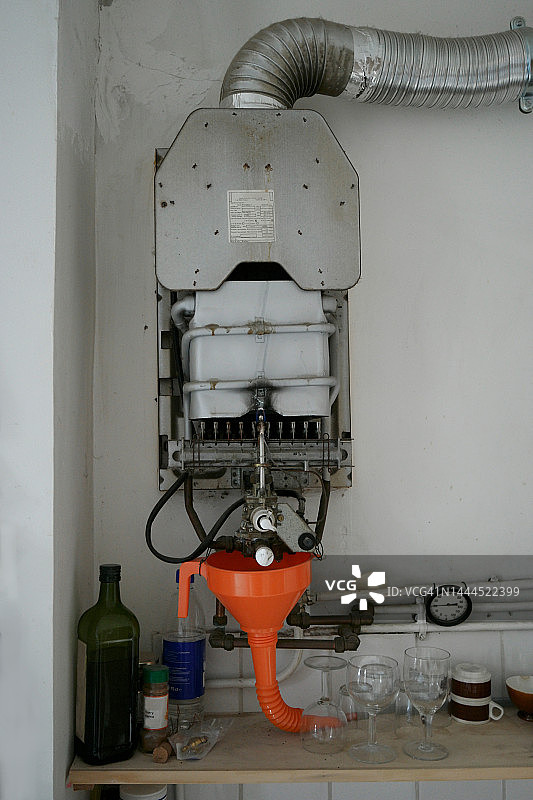 墙上非常旧的热水器图片素材