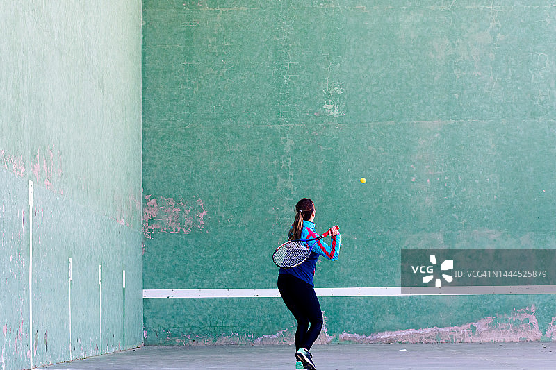 打壁球或壁网球的金发女子图片素材