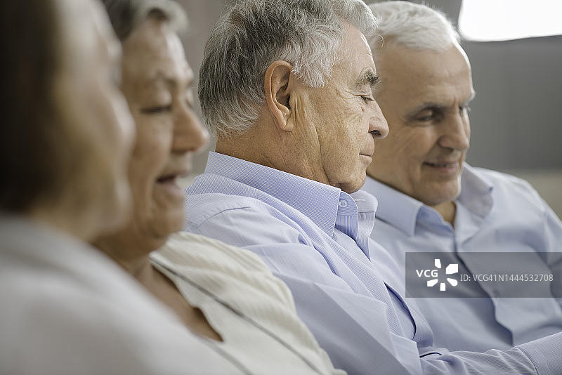 年长的成年人肖像图片素材