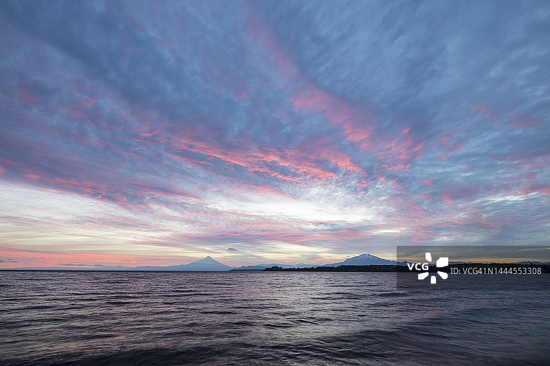奥索尔诺火山，智利帕拉斯港。海中火山图片素材
