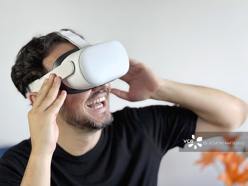 玩VR头显图片素材