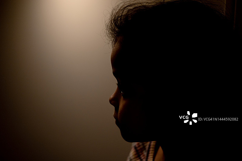 可爱的混血女孩沉思剪影图片素材