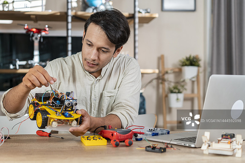 年轻男人在家中工作室与新项目自拍图片素材