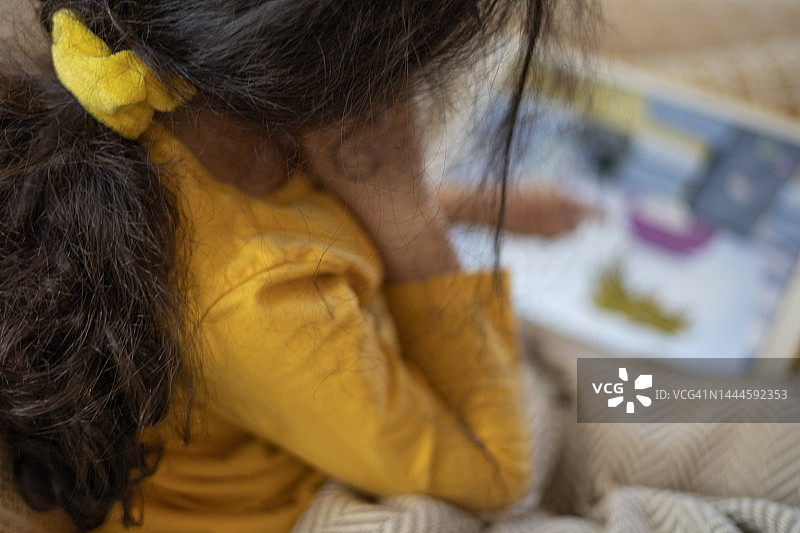 在家用平板电脑上网课的混血女孩图片素材