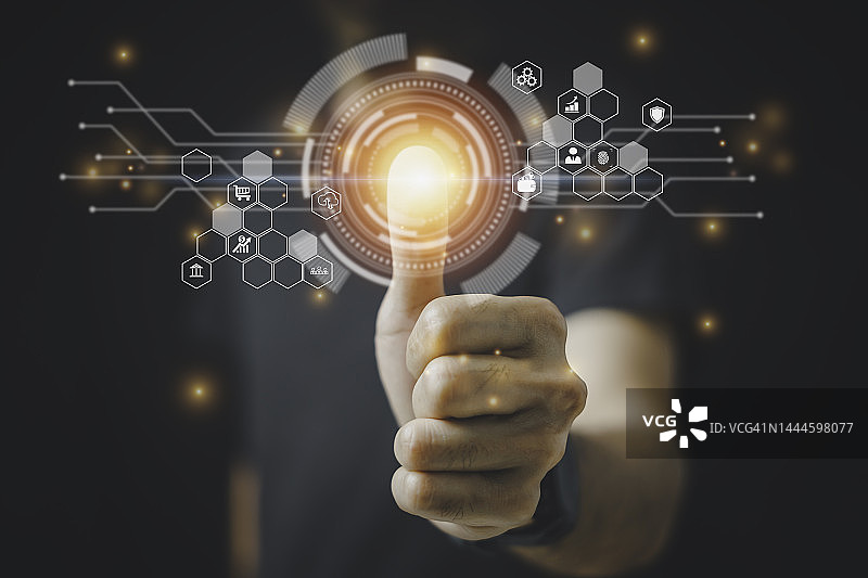 商人指向指纹扫描，通过生物识别提供安全访问，现代技术云数据存储图片素材