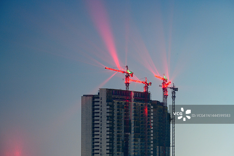 建筑工地上的起重机鸟瞰图图片素材