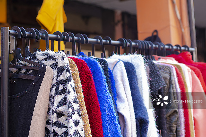 商店外挂在架子上的羊毛衣服特写图片素材