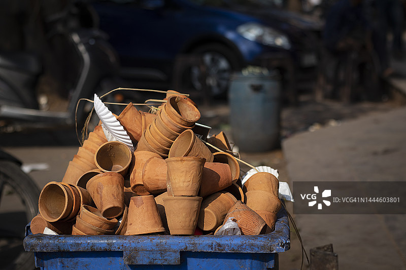 丢弃在垃圾桶里的陶杯图片素材
