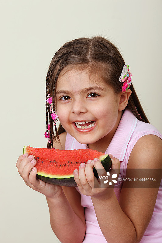 吃西瓜的女孩图片素材