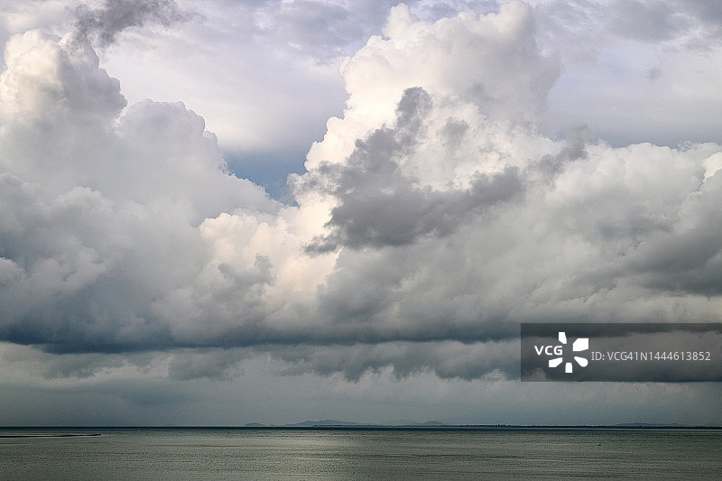 白天的暴风云图片素材