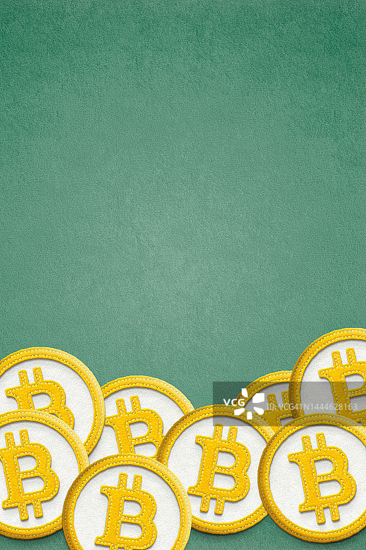 绿色背景上的比特币纸图片素材