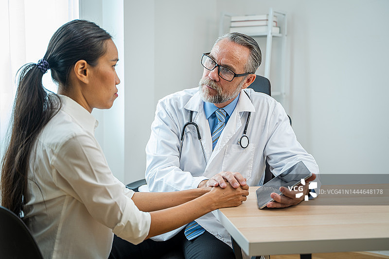 医生握手鼓励图片素材