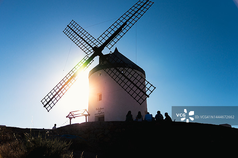西班牙的旧式白色风车，蓝天背景图片素材