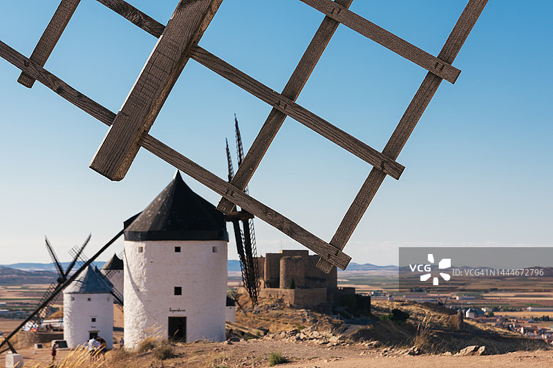 白色风车和中世纪城堡，西班牙孔苏埃格拉图片素材