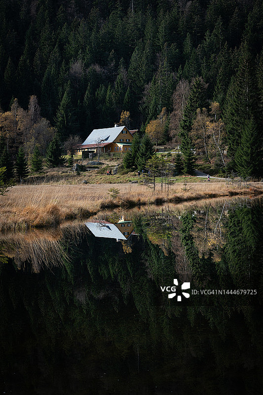 德国巴伐利亚森林阿尔贝湖畔的小屋图片素材