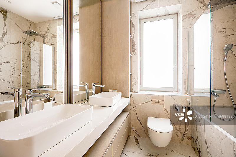 大理石墙面的狭窄浴室内部图片素材