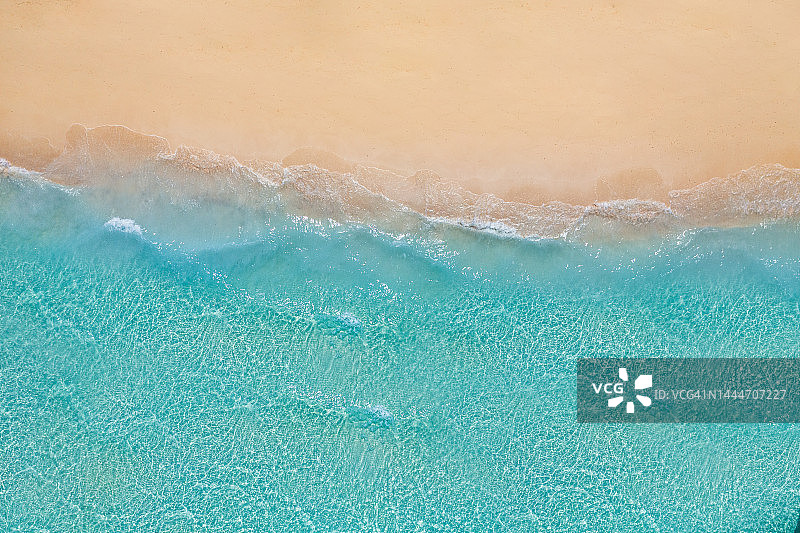 航拍阳光下蓝色海浪：热带海景风光图片素材