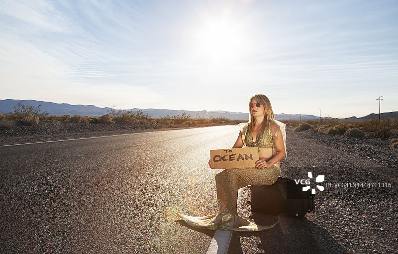 沙漠公路上的美人鱼图片素材