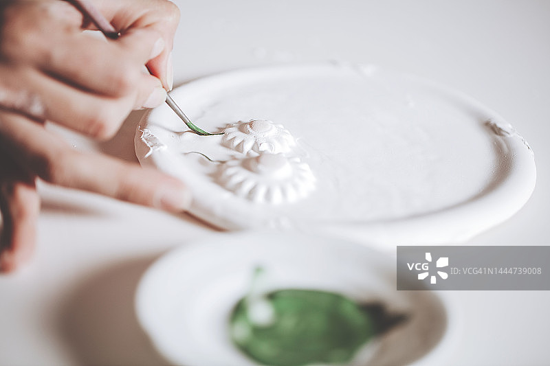 女子手绘陶瓷图片素材