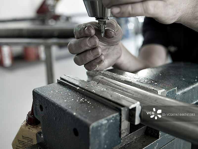 车间里的锁匠，钻头图片素材