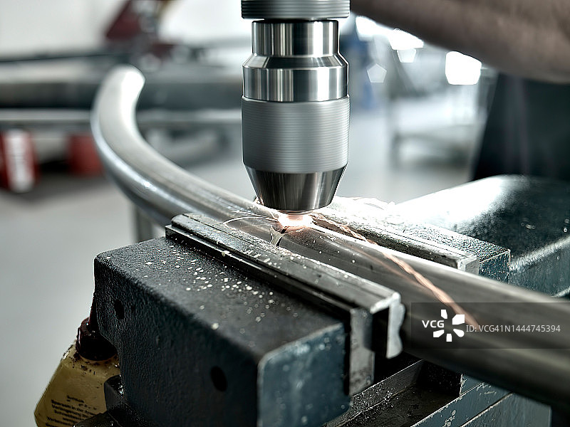 车间里的锁匠，钻头图片素材