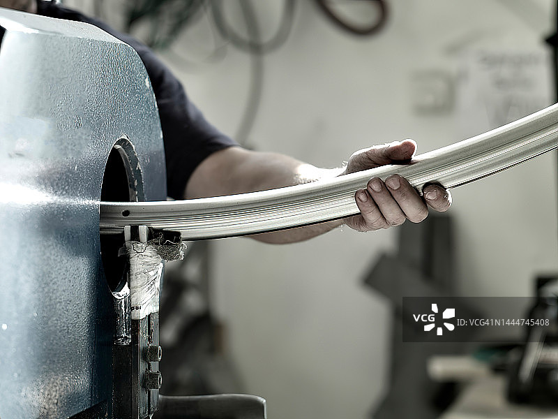 车间里弯管子的铁匠图片素材