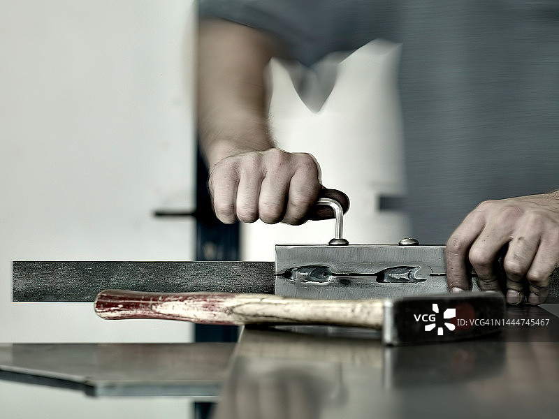 车间里的锁匠，组装和拧螺丝图片素材
