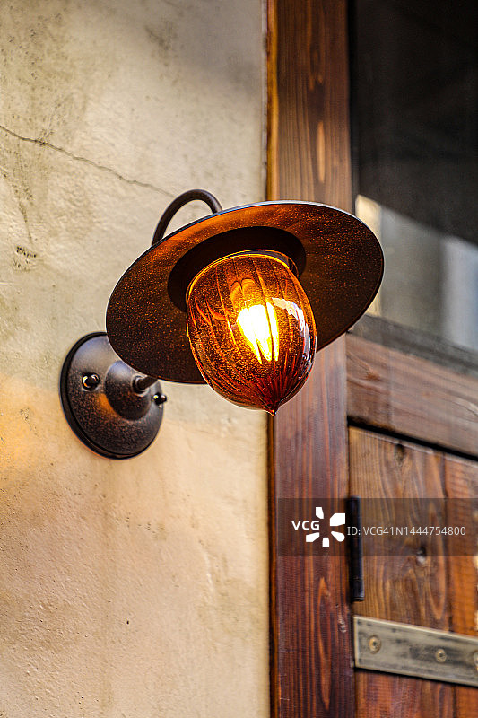 门边的老式灯图片素材