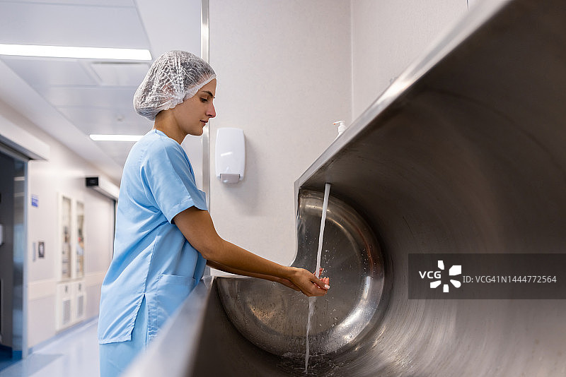 外科医生在术前洗手图片素材